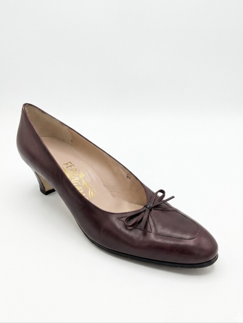 Salvatore Ferragamo Vintage Burgundy Leather Bow Heels Size 8 AAA Narrow